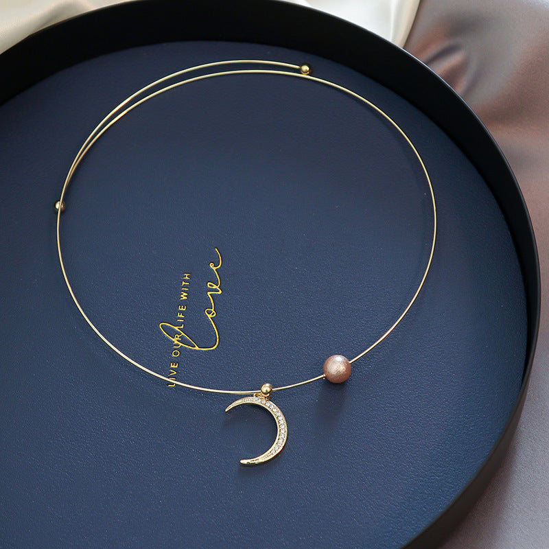 niche design moon necklace