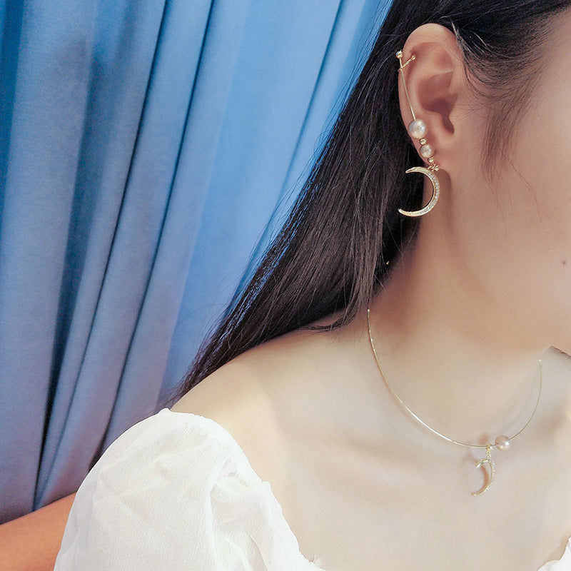 niche design moon necklace