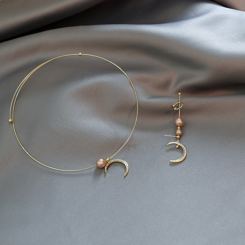 niche design moon necklace