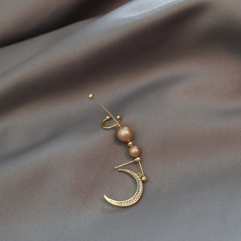 niche design moon necklace