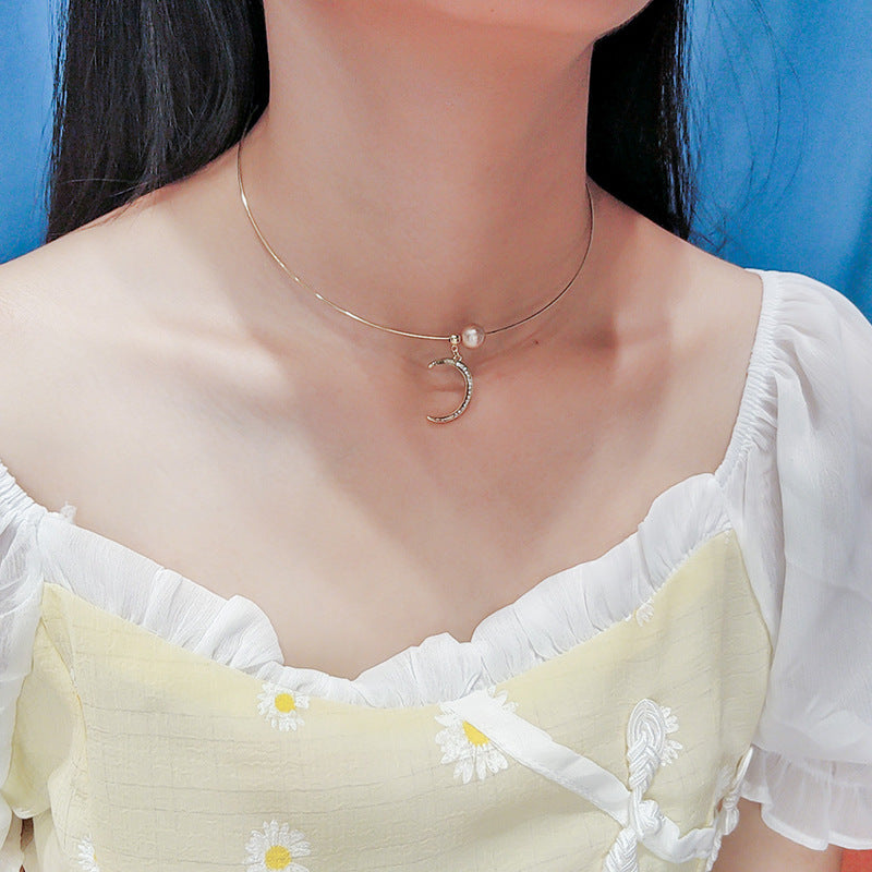 niche design moon necklace